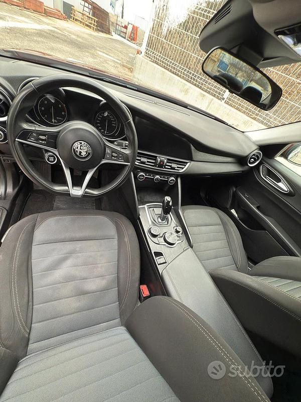 Usata Alfa Romeo Giulia 150 CV (110 kW) 2016 Rosso Berlina