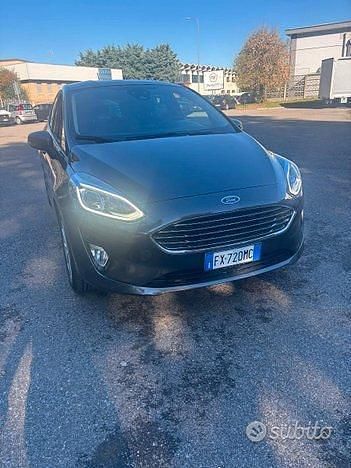 Grigio Usata 2019 Ford Fiesta Titanium Tre volumi | 9900 € (Ottimo prezzo) - Immagine 1/4