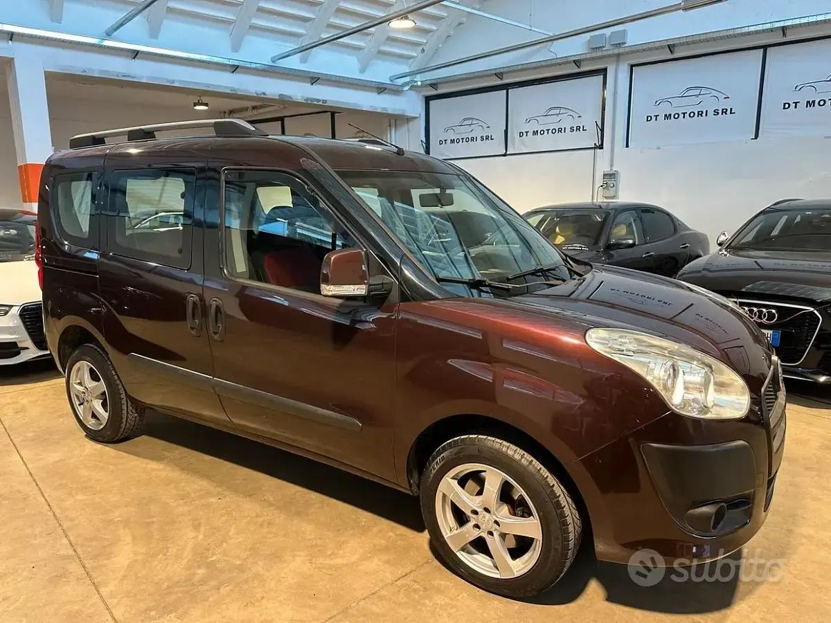 Usata Fiat Doblò Dynamic 95 CV (69 kW) 2010 Lilla Monovolume