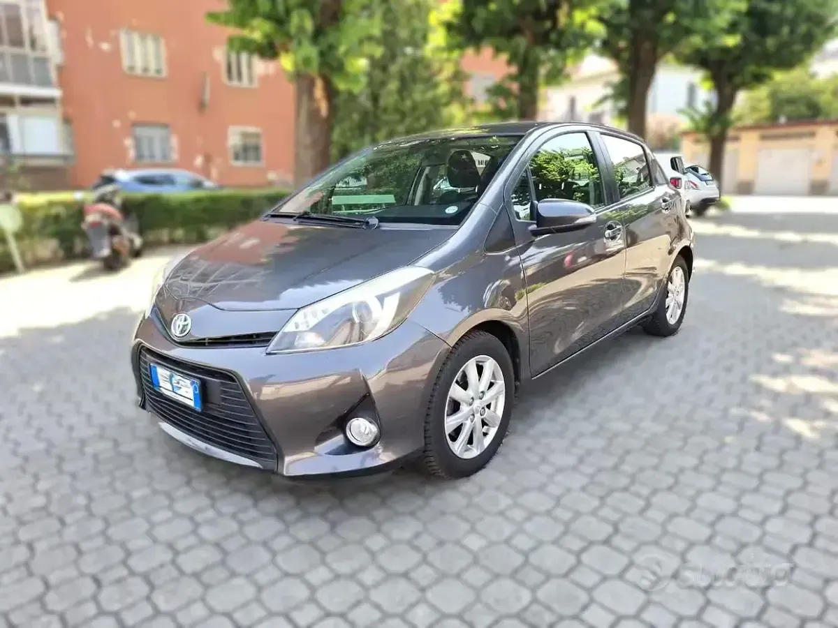 Usata Toyota Yaris Hybrid Lounge 75 CV (55 kW) 2014 Berlina
