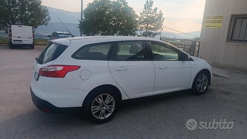 Usata Ford Focus 105 CV (77 kW) 2015 Bianco Station wagon