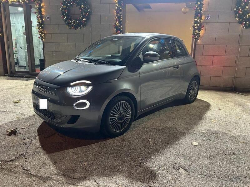 Altro metallizzato Usata 2023 Fiat 500e La Prima Tre volumi | 16.498 € (Buon prezzo) - Immagine 1/4