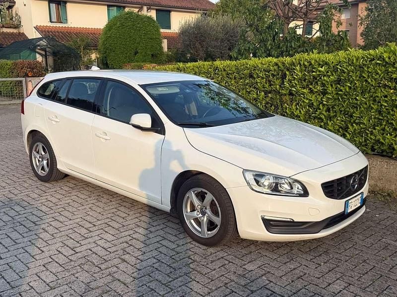 Usata Volvo V60 120 CV (88 kW) 2017 Bianco Station wagon