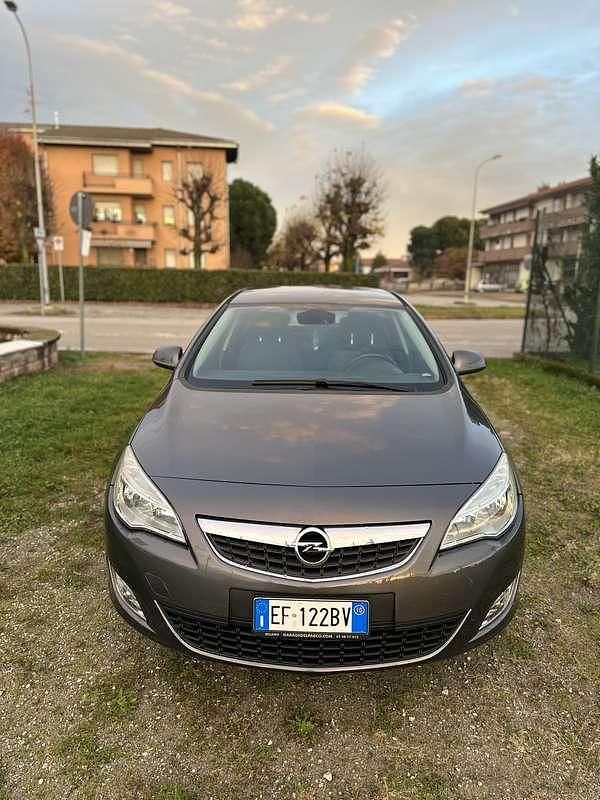 Usata Opel Astra Cosmo 110 CV (80 kW) 2010 Berlina