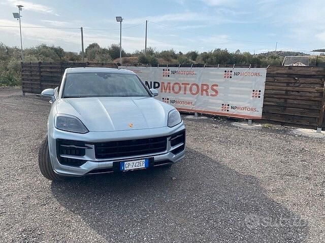 Grigio chiaro Usata 2023 Porsche Cayenne SUV | 97.000 € (Molto cara) - Immagine 1/4