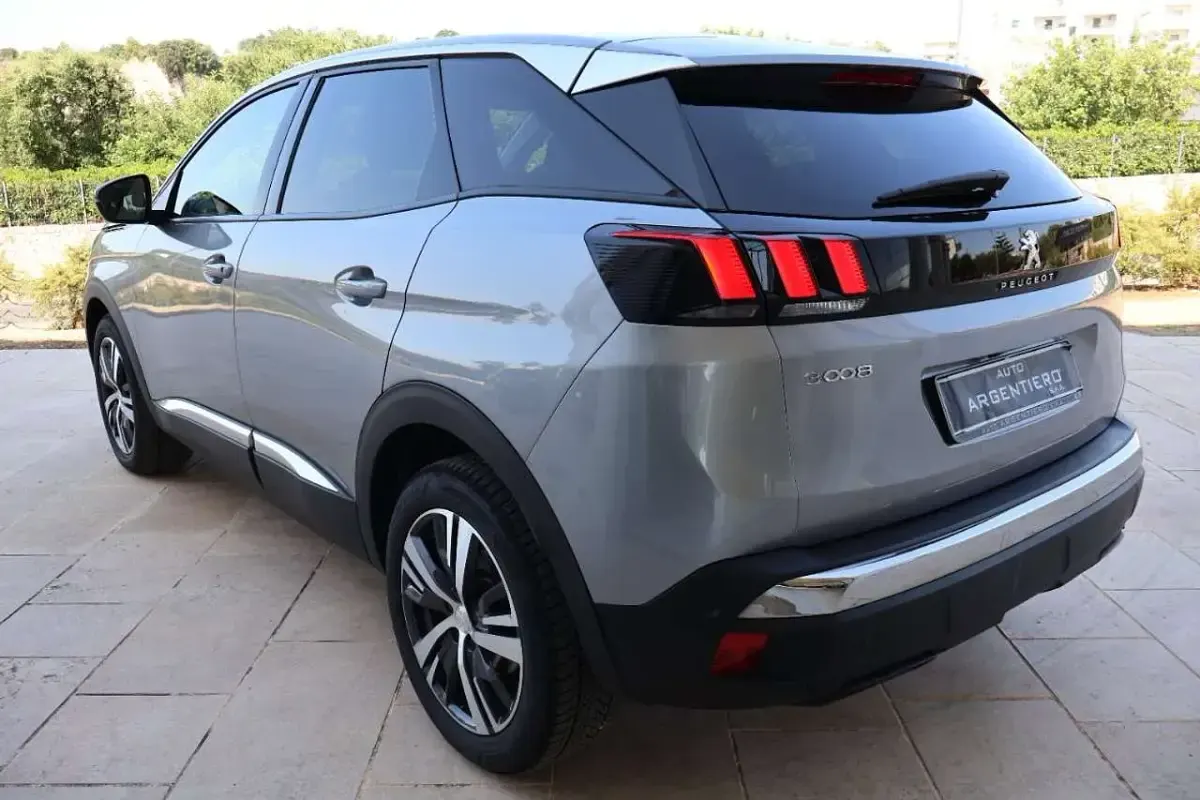 Usata Peugeot 3008 Allure 131 CV (96 kW) 2023 Grigio artense met SUV