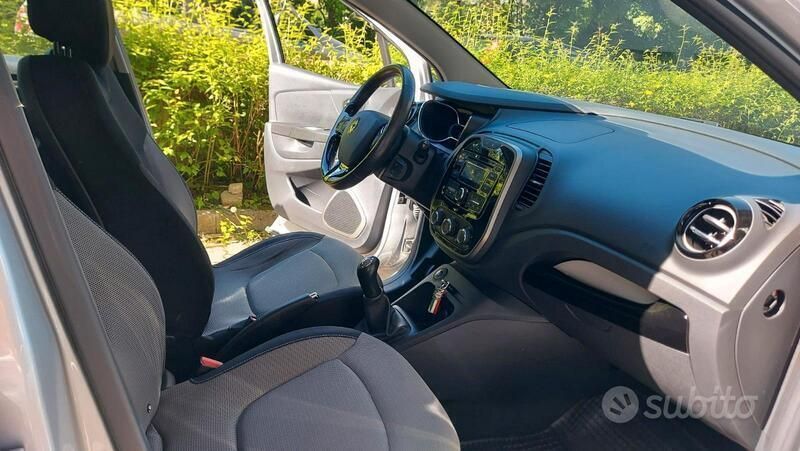 Usata Renault Captur 90 CV (66 kW) 2016 Grigio SUV