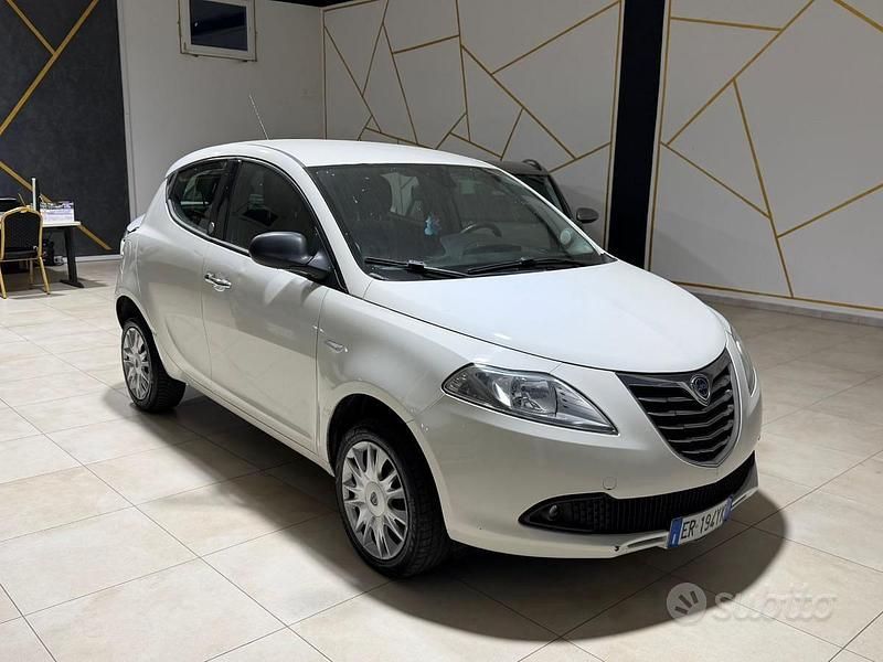 Usata Lancia Ypsilon 80 CV (58 kW) 2015 Bianco Utilitaria