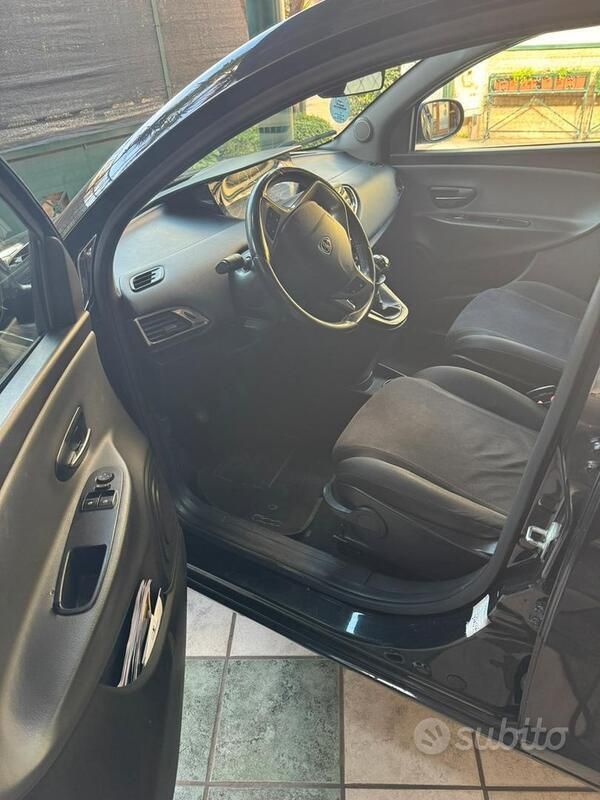 Usata Lancia Ypsilon 80 CV (58 kW) 2013 Nero Utilitaria