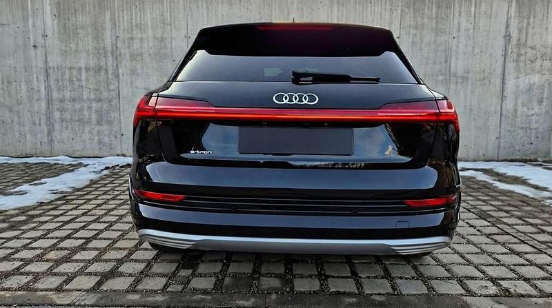 Usata Audi e-tron Business 230 kW (313 CV) 2020 Nero SUV
