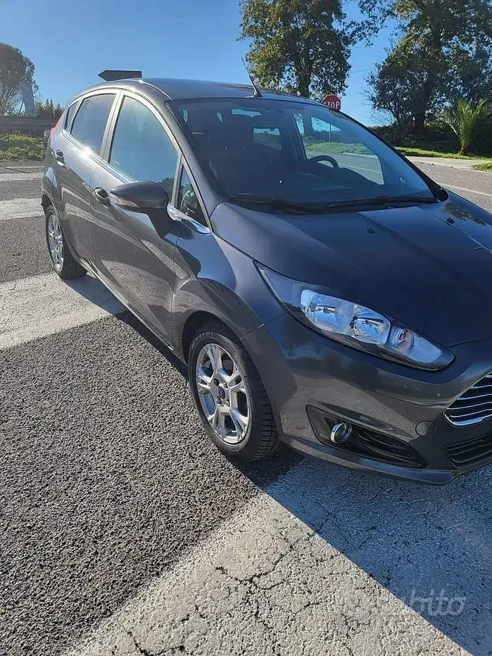 Usata Ford Fiesta 95 CV (69 kW) 2016 Grigio Utilitaria