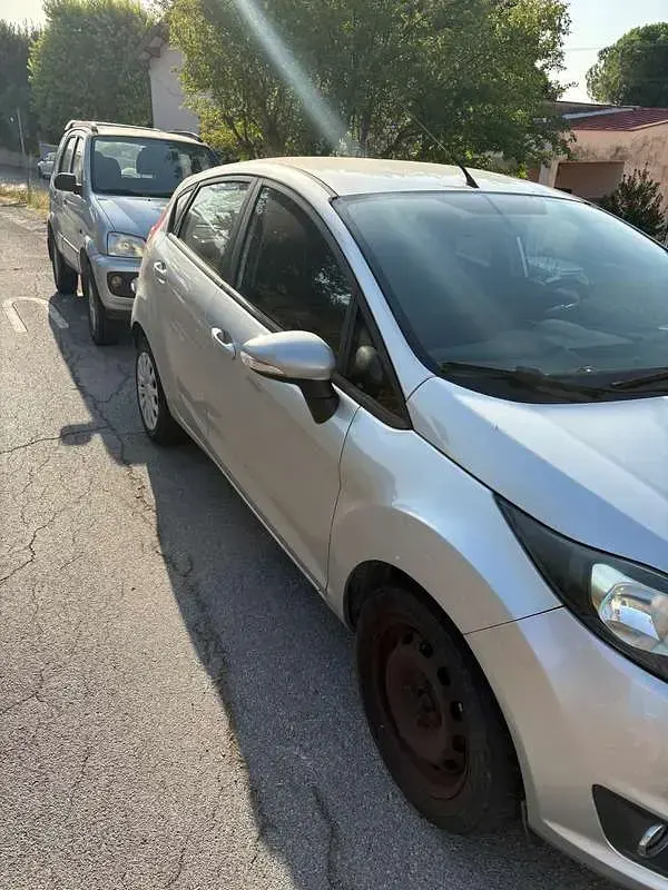 Usata Ford Fiesta 92 CV (67 kW) 2015 Argento Utilitaria