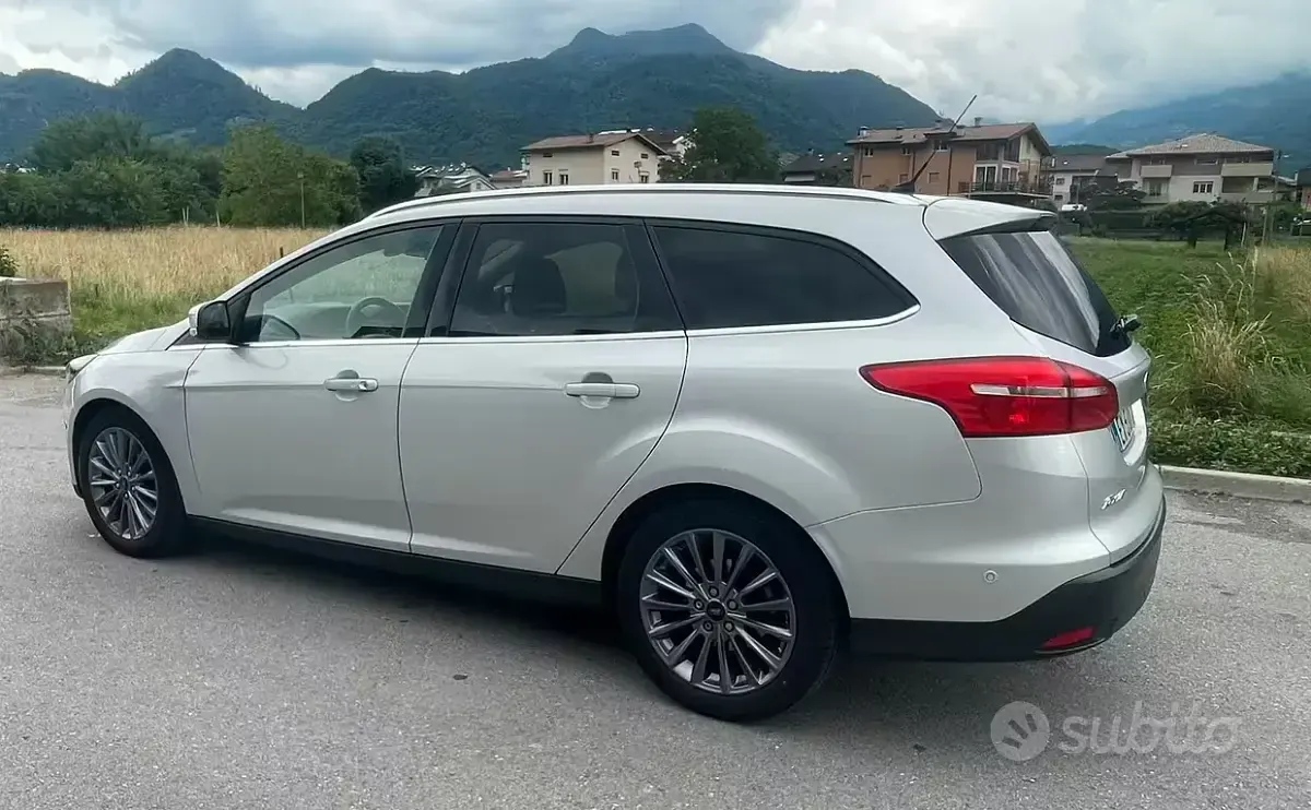 Usata Ford Focus 120 CV (88 kW) 2014 Grigio Station wagon