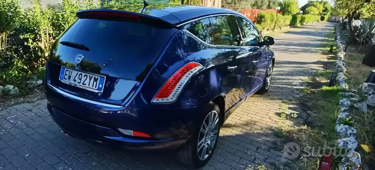 Usata Lancia Delta 120 CV (88 kW) 2014 Blu Utilitaria