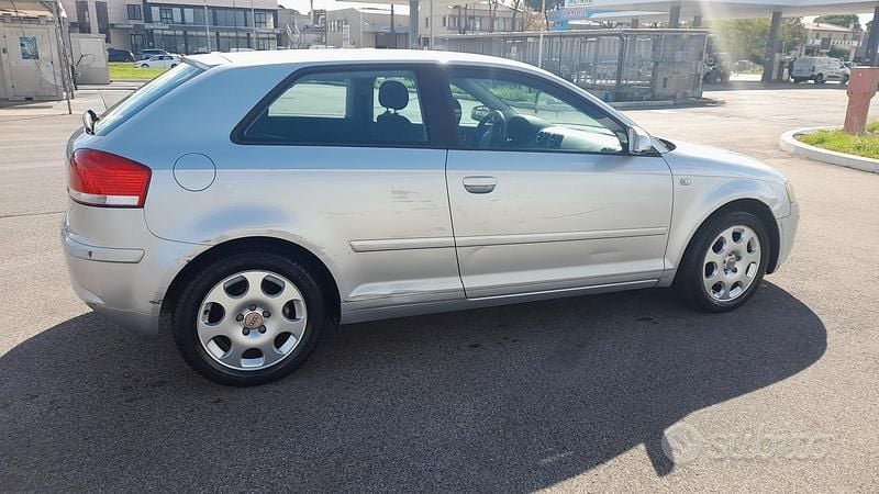 Grigio Usata 2003 Audi A3 Tre volumi | 4500 € (Buon prezzo) - Immagine 1/4