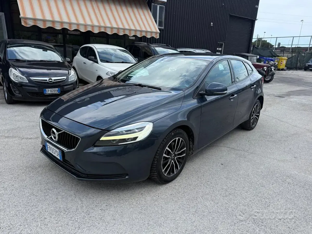 Usata Volvo V40 R-Design 120 CV (88 kW) 2019 Blu Berlina
