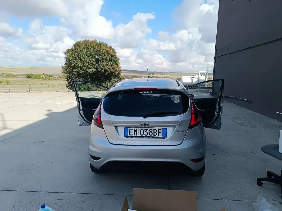 Usata Ford Fiesta Titanium 71 CV (52 kW) 2012 Argento Berlina