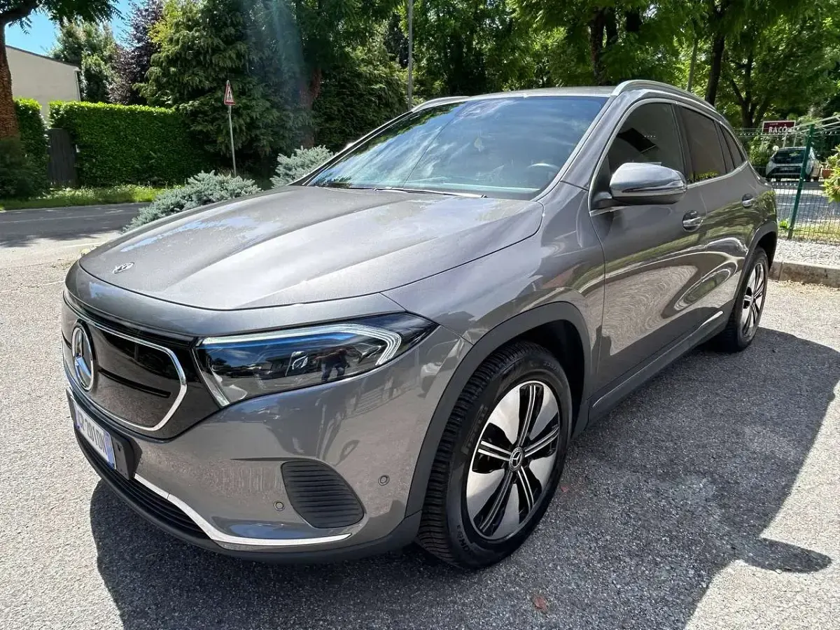 Usata Mercedes EQA250+ 94 kW (129 CV) 2023 Grigio montagna metallizzato SUV