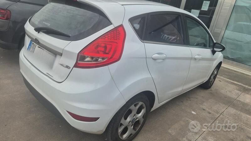 Bianco Usata 2009 Ford Fiesta Due volumi | 3700 € - Immagine 1/4