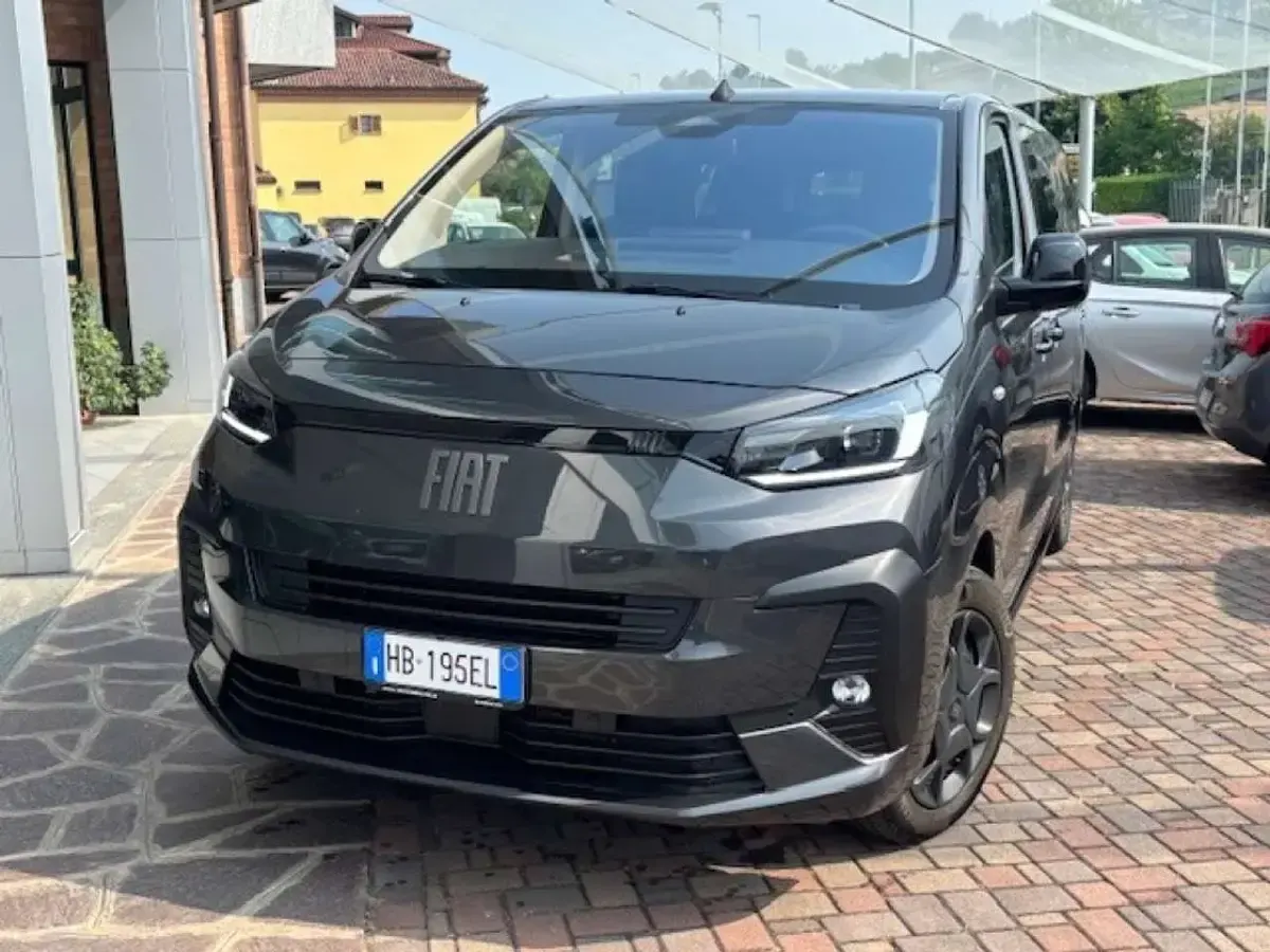Usata Fiat E-Ulysse 130 kW (177 CV) 2025 Grigio scuro Monovolume