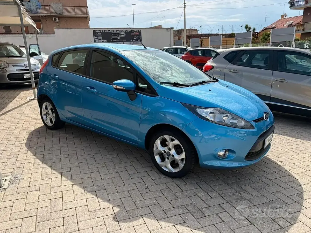 Usata Ford Fiesta Business Edition 82 CV (60 kW) 2012 Blu Berlina