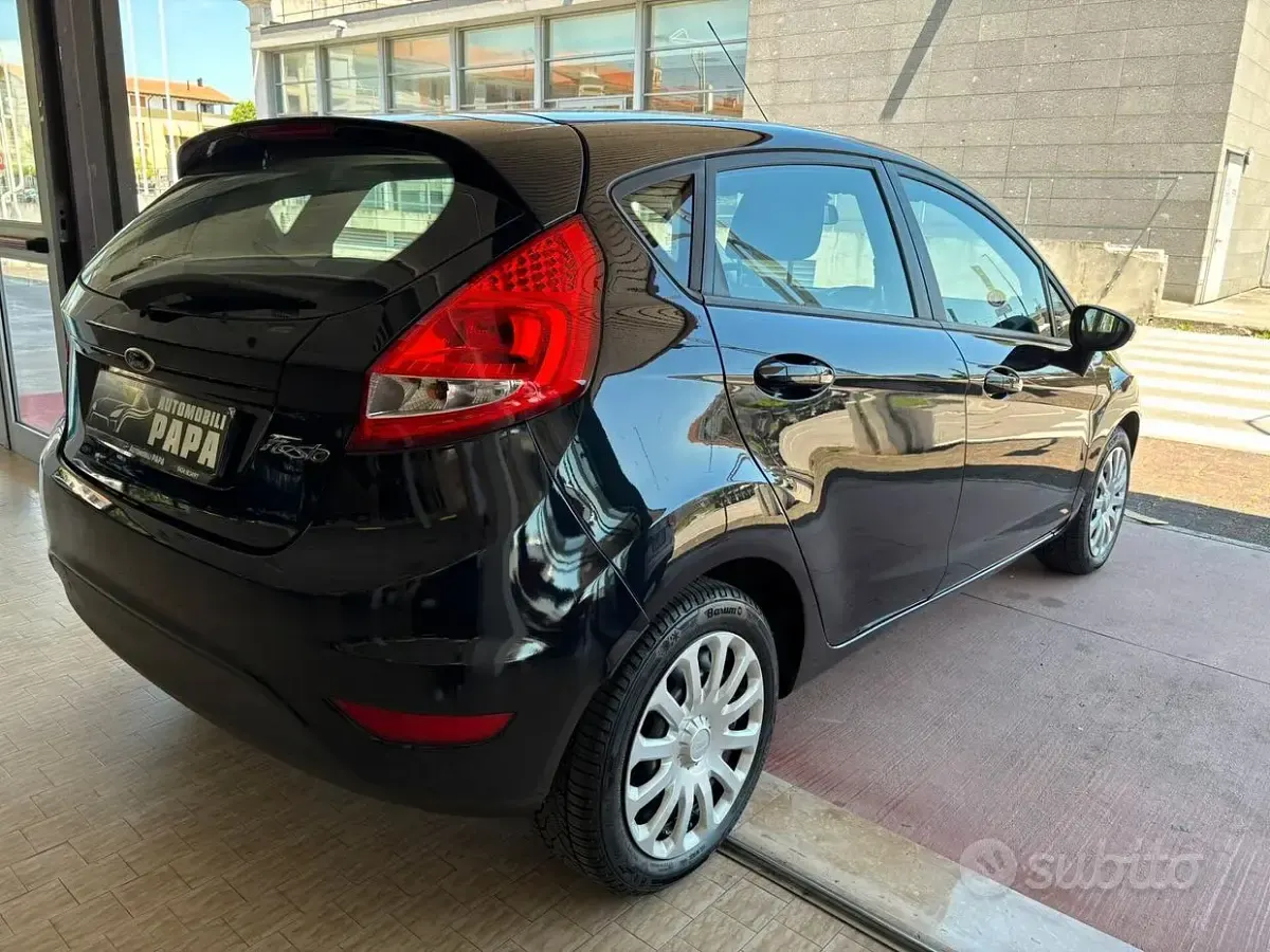 Usata Ford Fiesta 60 CV (44 kW) 2012 Nero Berlina
