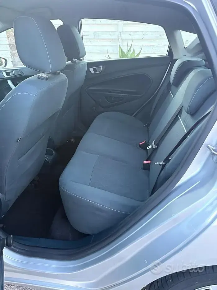 Usata Ford Fiesta 82 CV (60 kW) 2012 Grigio Berlina