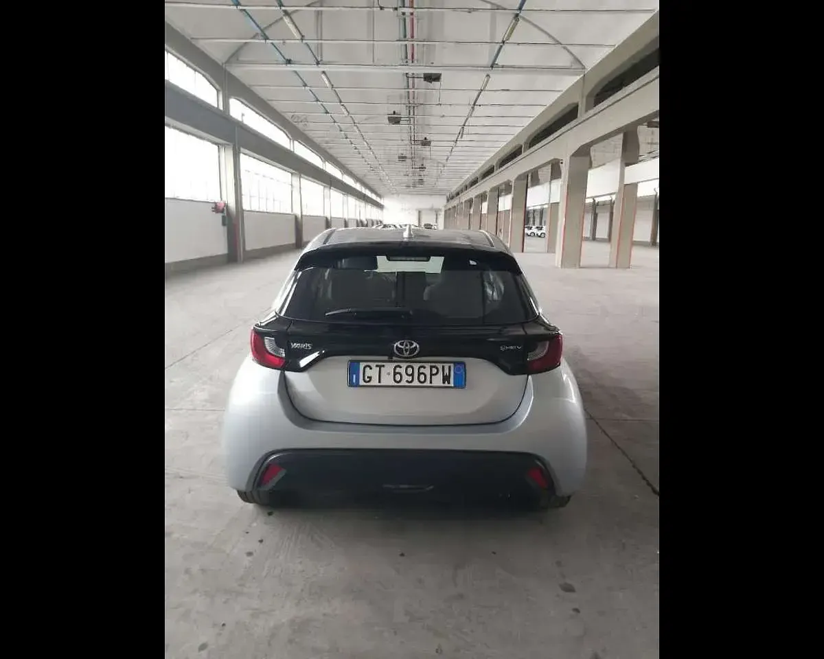 Usata Toyota Yaris Hybrid Active 92 CV (67 kW) 2024 Argento Berlina