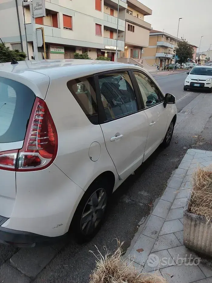 Usata Renault Scénic III 110 CV (80 kW) 2011 Bianco Monovolume