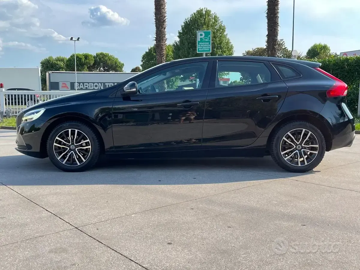Usata Volvo V40 Business Edition 120 CV (88 kW) 2020 Nero Berlina