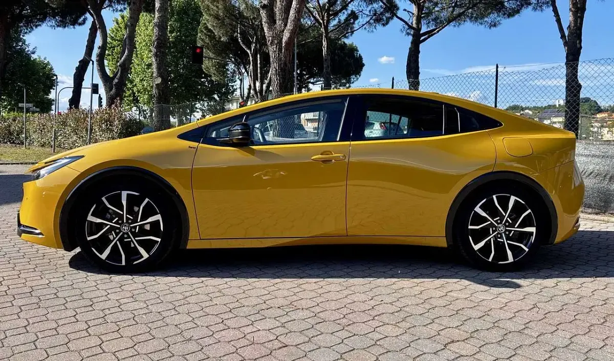 Usata Toyota Prius Lounge 151 CV (111 kW) 2023 Giallo Utilitaria