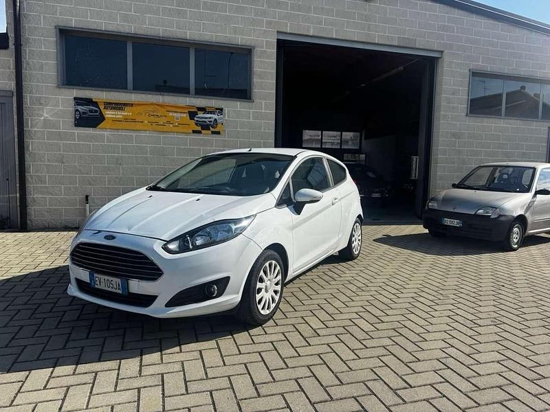 Usata Ford Fiesta Titanium 75 CV (55 kW) 2014 Bianco Utilitaria