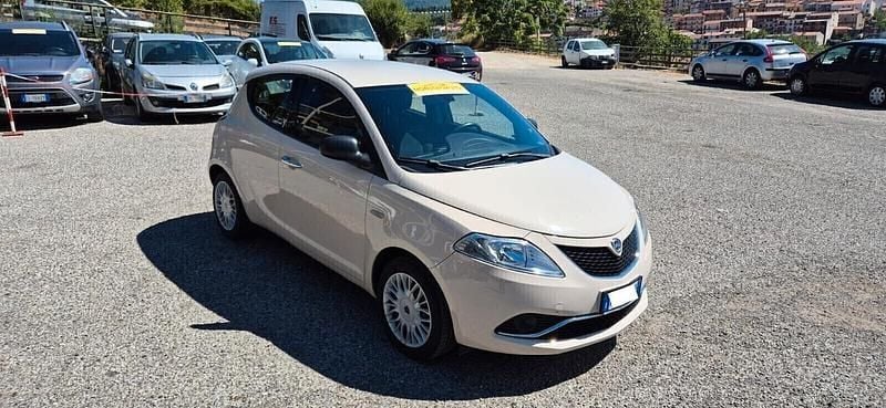 Usata Lancia Ypsilon 95 CV (69 kW) 2016 Beige Utilitaria