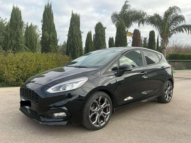 Nero Usata 2018 Ford Fiesta ST-Line Berlina | 12.400 € (Buon prezzo) - Immagine 1/4