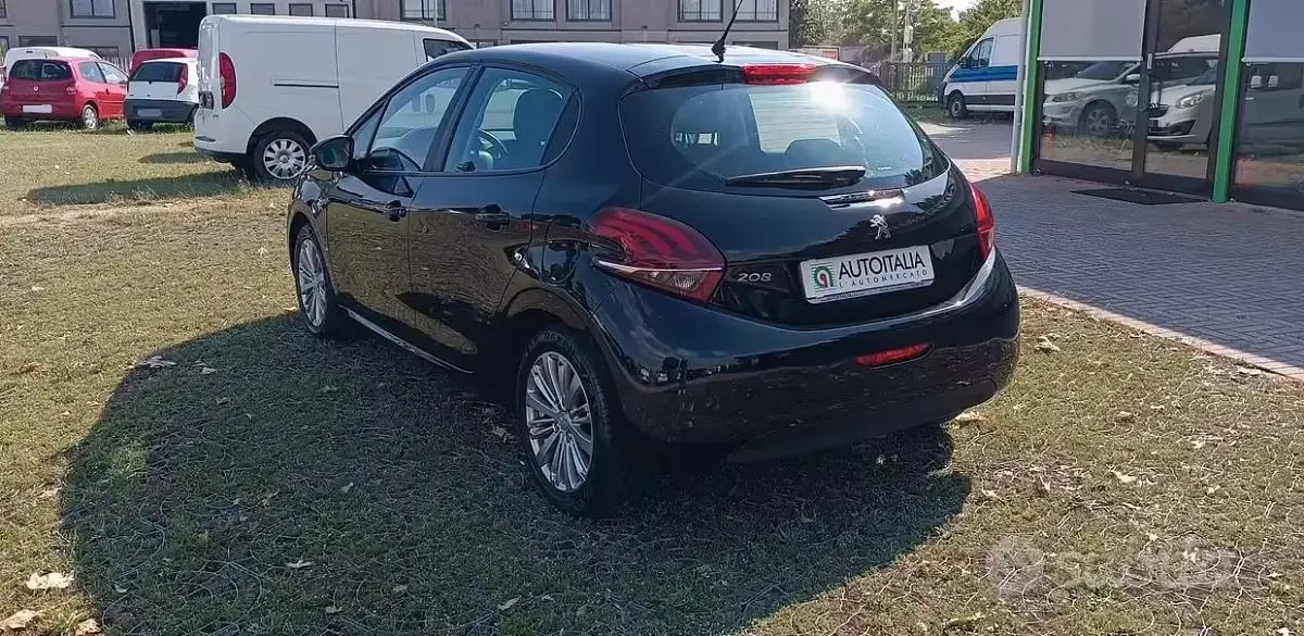 Usata Peugeot 208 Access 82 CV (60 kW) 2017 Nero Utilitaria