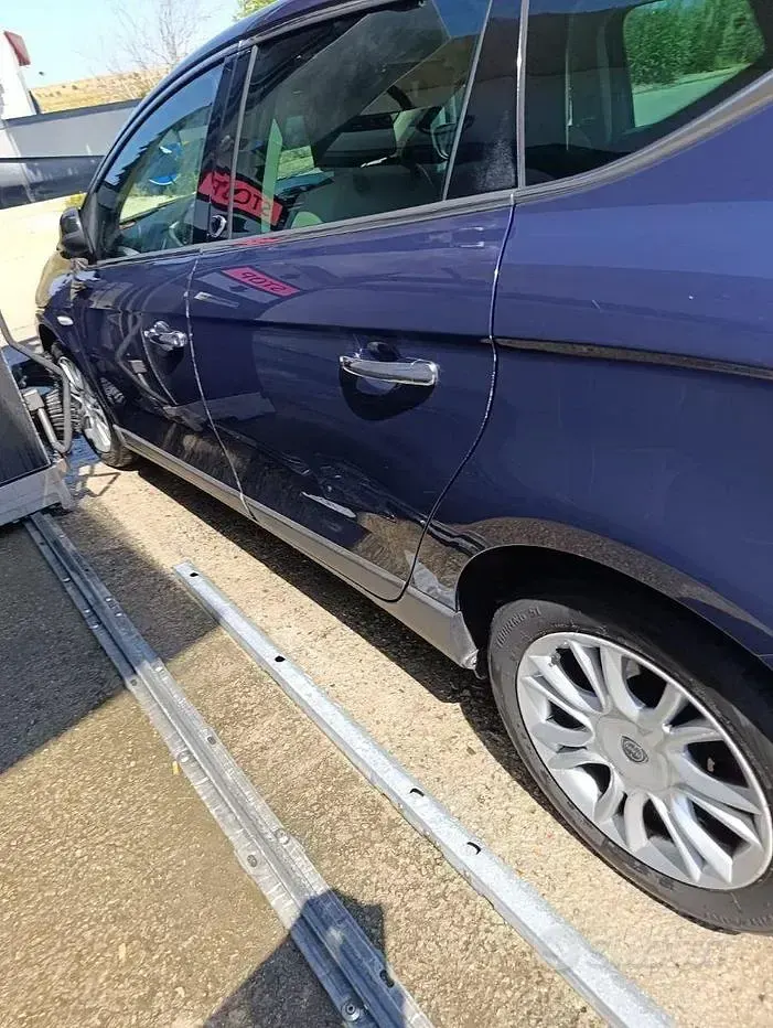 Usata Lancia Delta 120 CV (88 kW) 2012 Blu Utilitaria