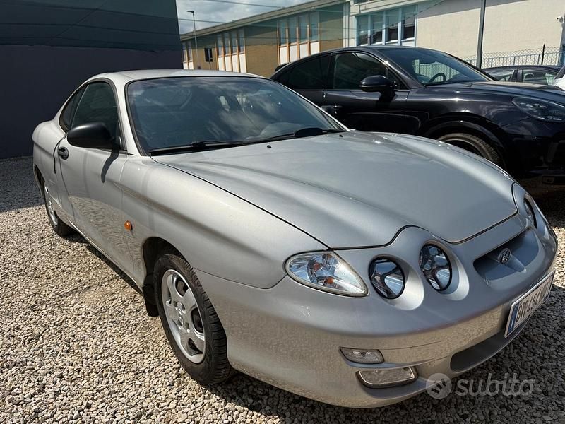 Argento Usata 2000 Hyundai Coupé Coupé | 2400 € (Buon prezzo) - Immagine 1/4