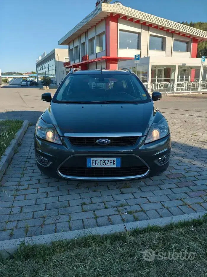 Käytetty Ford Focus Titanium 105 HP (77 kW) 2011 Harmaa Farmari