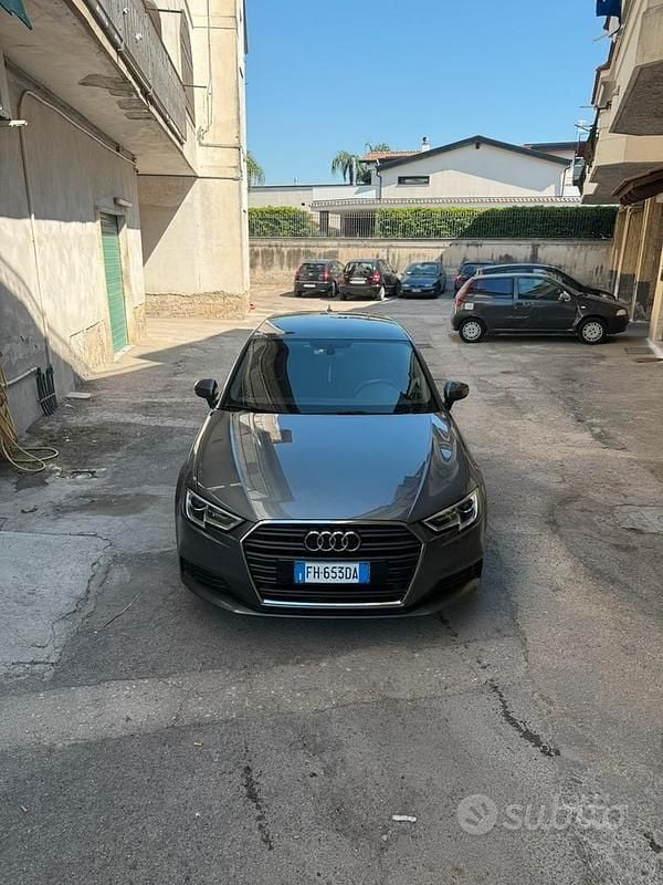 Grigio Usata 2017 Audi A3 Tre volumi | 15.000 € (Buon prezzo) - Immagine 1/4