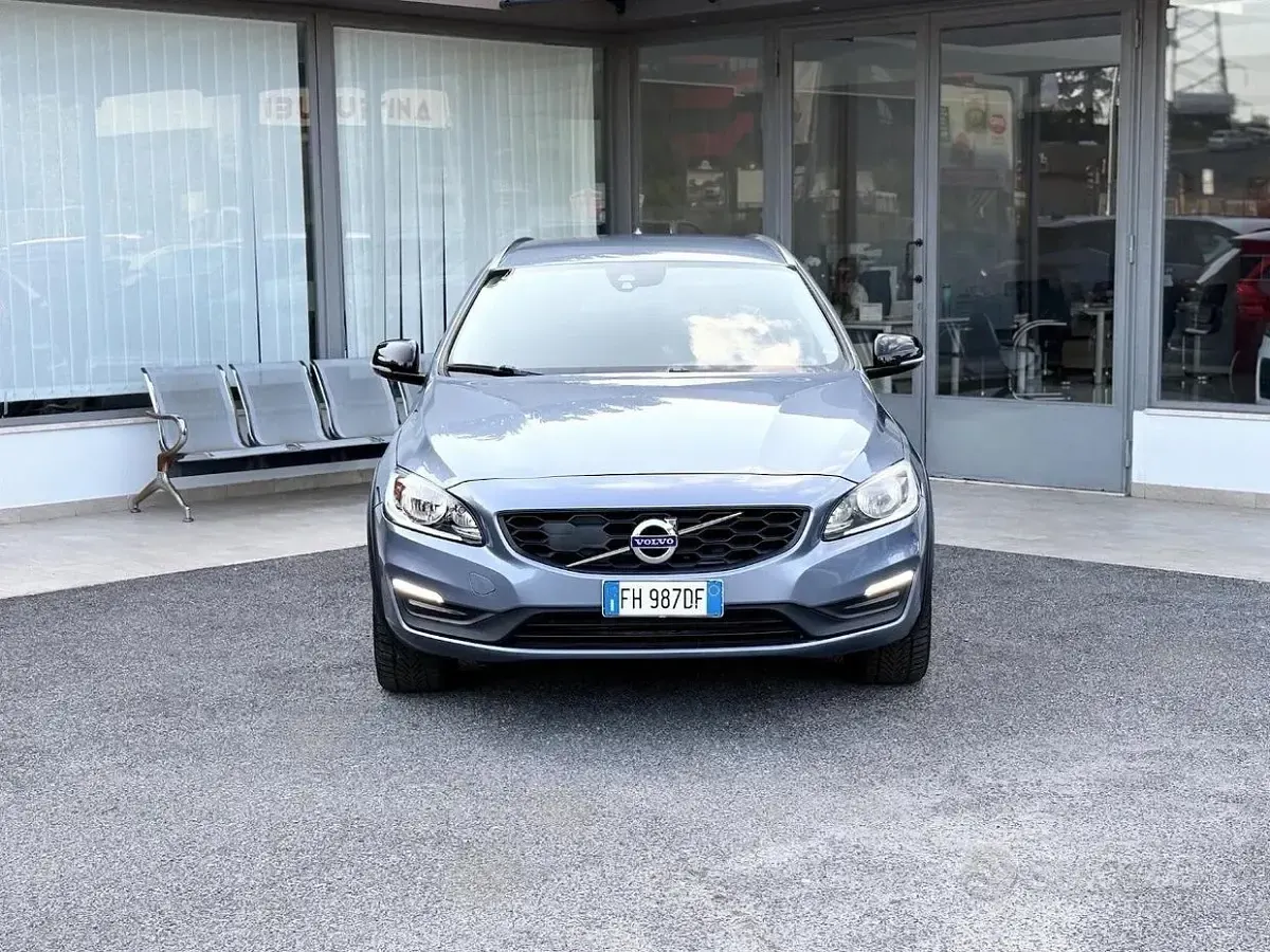 Usata Volvo V60 CC 150 CV (110 kW) 2017 Blu/azzurro Station wagon