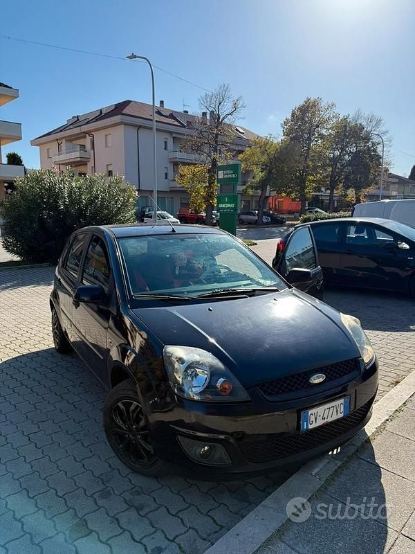 Nero Usata 2007 Ford Fiesta Due volumi | 1800 € (Buon prezzo) - Immagine 1/4
