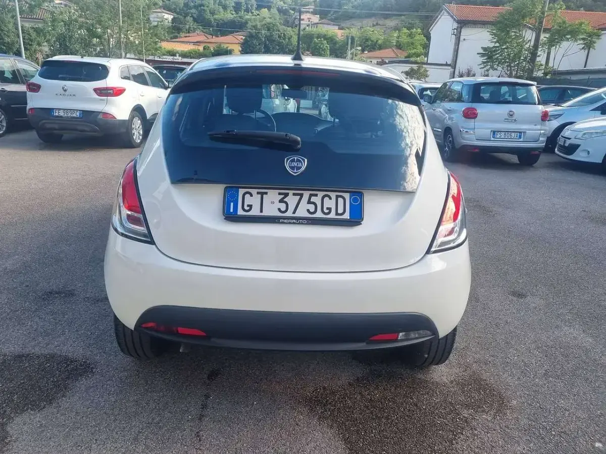 Usata Lancia Ypsilon Gold 69 CV (50 kW) 2024 Bianco Utilitaria