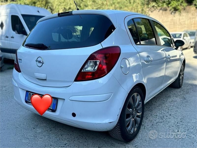 Usata Opel Corsa Edition 85 CV (62 kW) 2010 Bianco Utilitaria