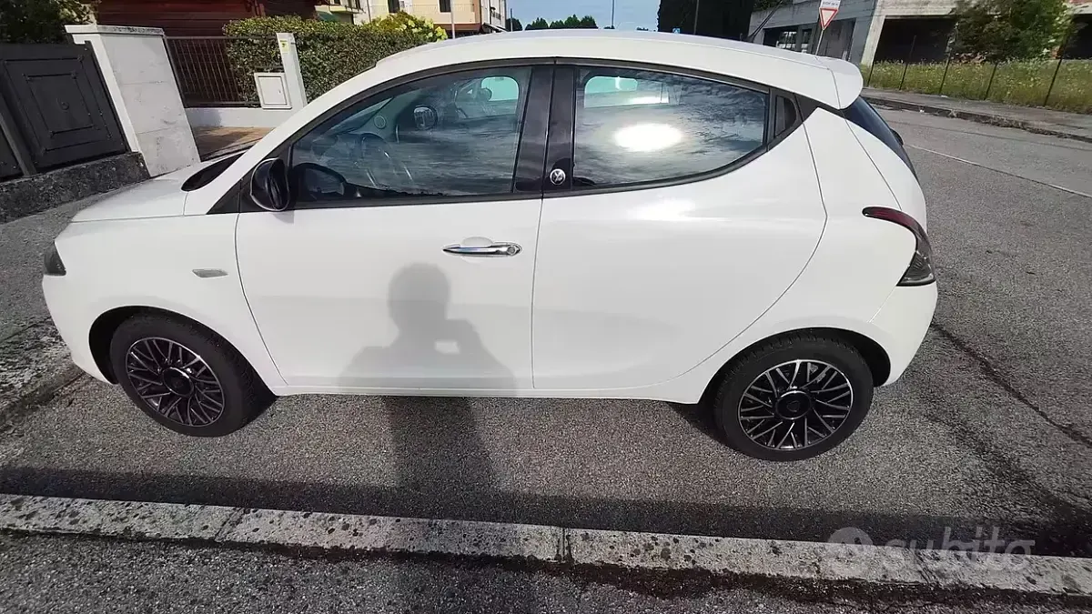 Usata Lancia Ypsilon 69 CV (50 kW) 2015 Bianco Utilitaria
