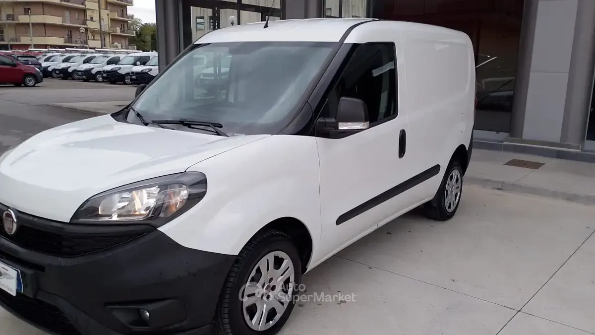 Usata Fiat Doblò Lounge 95 CV (69 kW) 2021 Bianco Monovolume