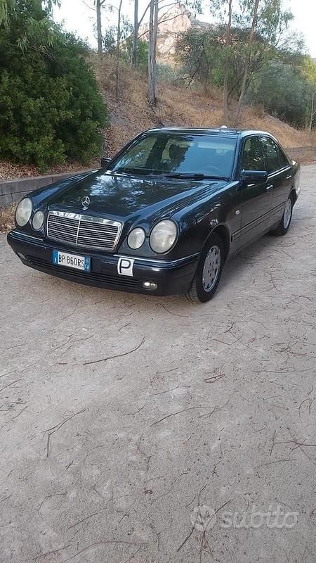 Usata 1997 Mercedes E200 Elegance Tre volumi | 2000 € (Buon prezzo) - Immagine 1/4