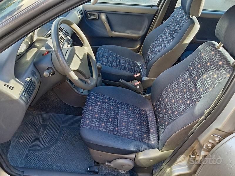 Begagnad Fiat Punto 86 HK (63 kW) 1998 Grå Sedan