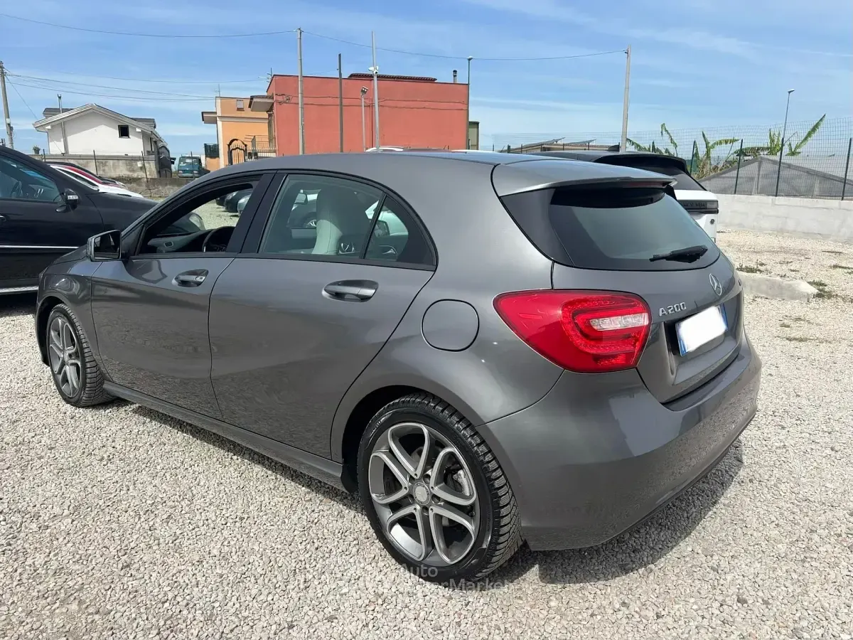 Käytetty Mercedes A200 136 HP (100 kW) 2014 Sedan