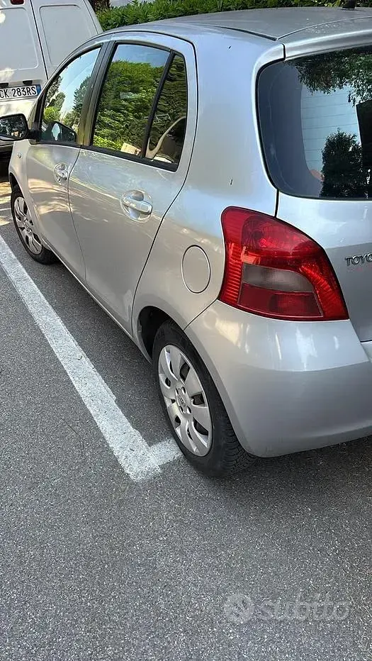 Usata Toyota Yaris 69 CV (50 kW) 2007 Grigio Utilitaria