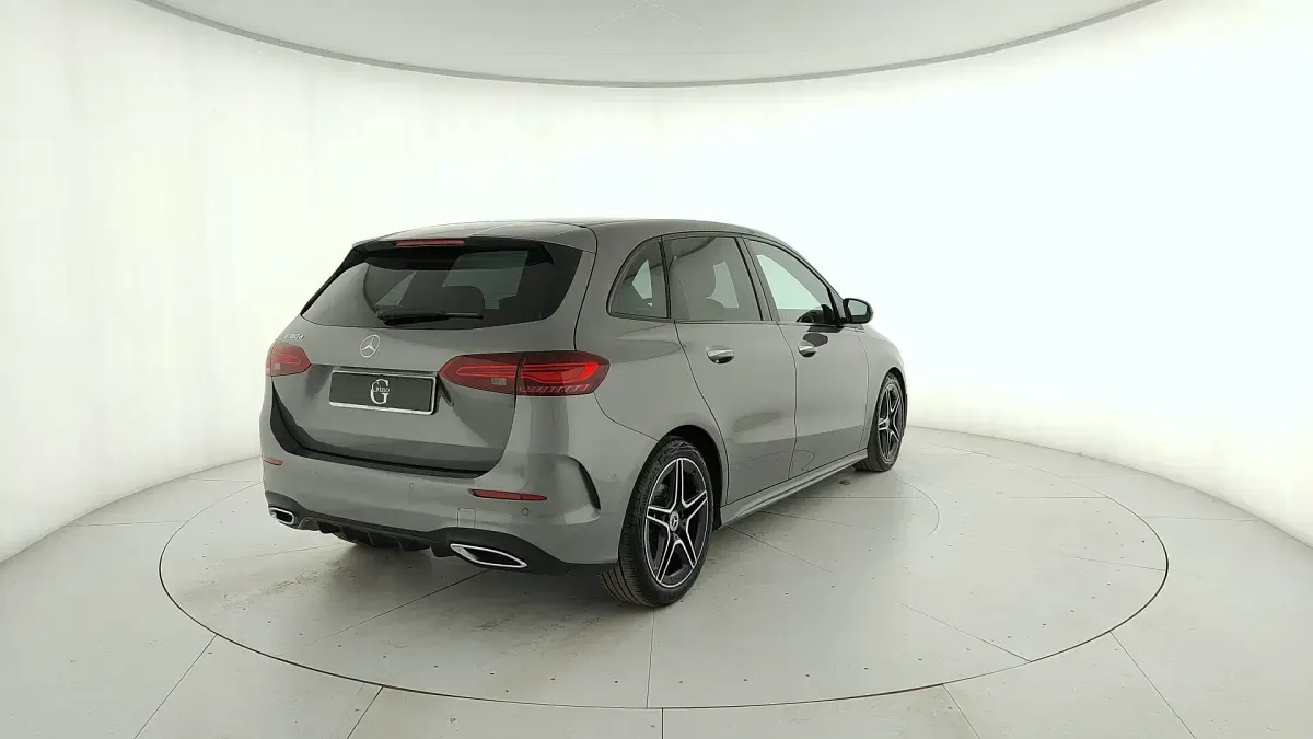Gebraucht Mercedes B180 Advanced Plus 116 PS (85 kW) 2024 Grau Van / Kleinbus